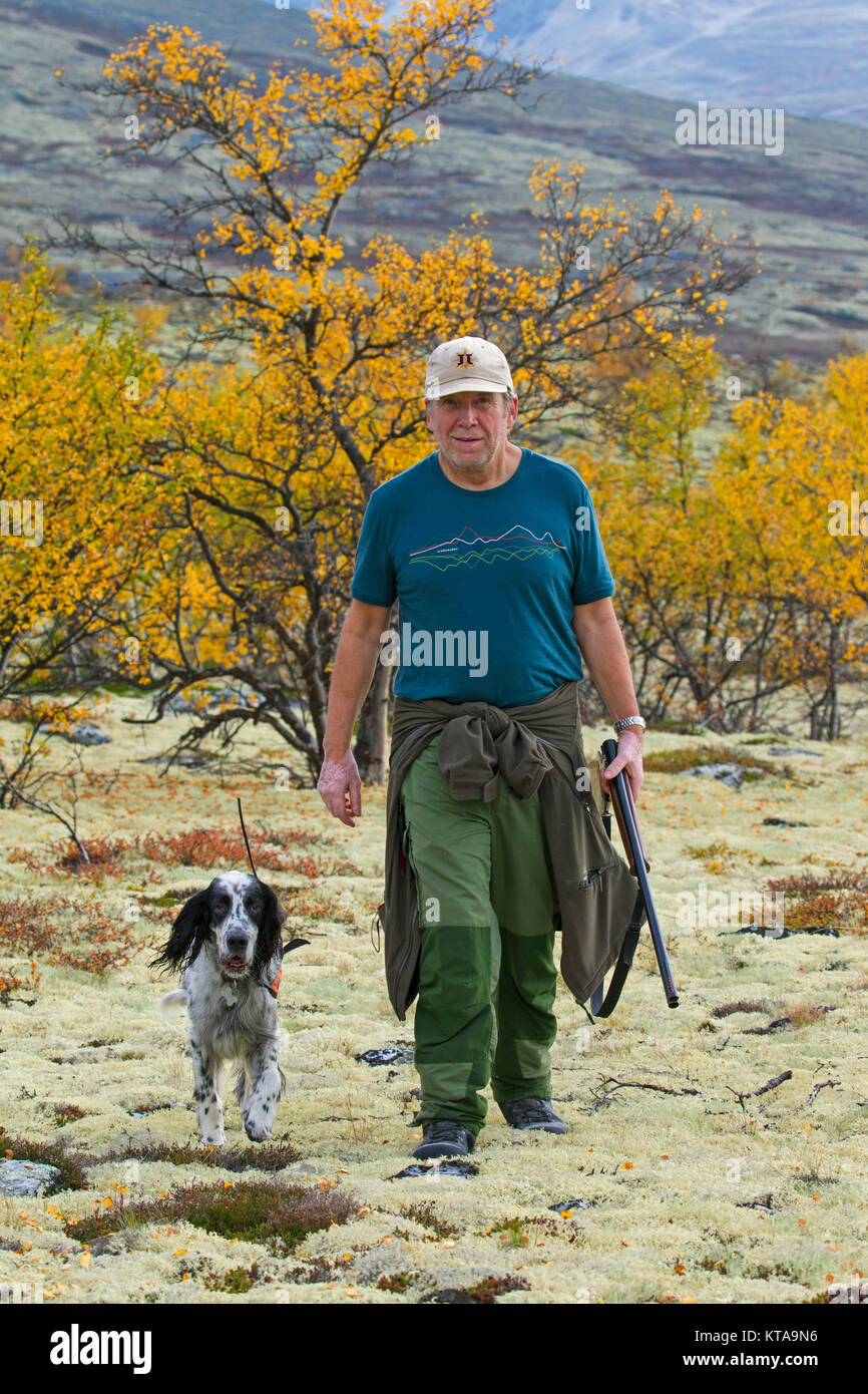 Norwegian Cacciatore Con Fucile Da Caccia E Setter Inglese Cane