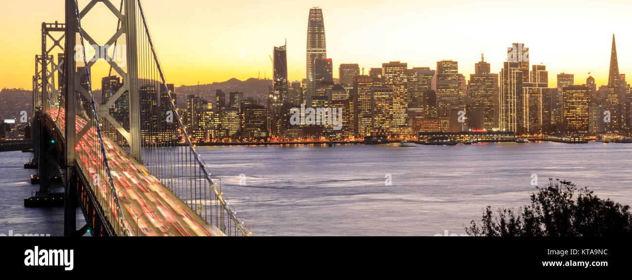 San Francisco Downtown e Bay Bridge nella golden ore. Foto Stock