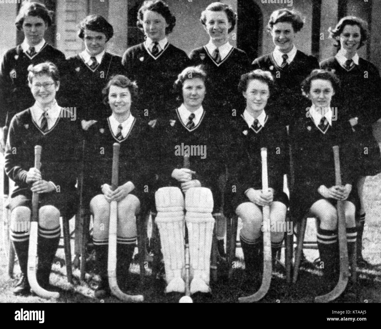 Polveroso Springfield (1939-1999) cantante inglese nella squadra di hockey a Sant'Anna scuola del Convento, Ealing, Londra Nord. È polverosa seduti da sinistra con gli occhiali. Foto: courtesy Liz Thwaites. Foto Stock