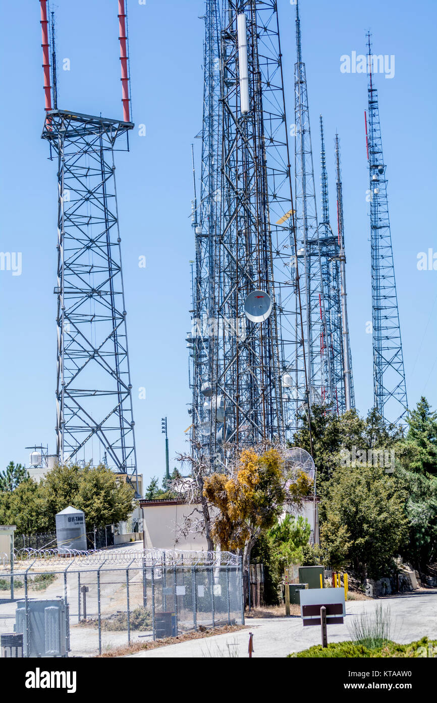 Trasmissione televisiva di torri e antenne su Mt Wilson, California. Questo sito fornisce i segnali TV a l'area di Los Angeles. Foto Stock