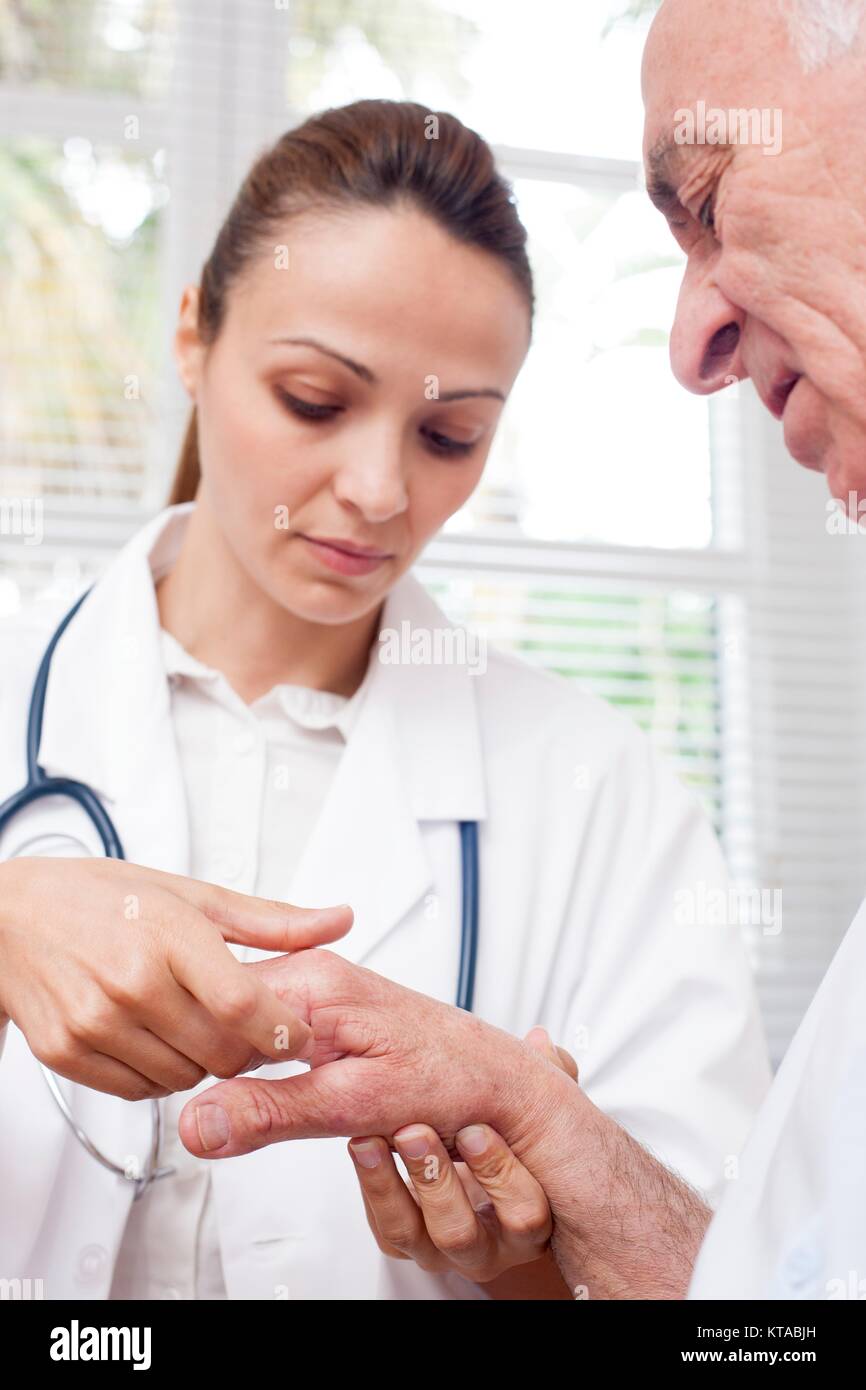 Controllo infermiere mano d'uomo giunti, vicino. Foto Stock