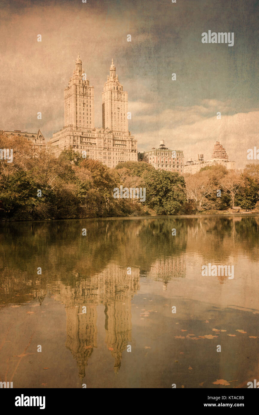 Il Central Park di New York City con vintage grungy texture Foto Stock