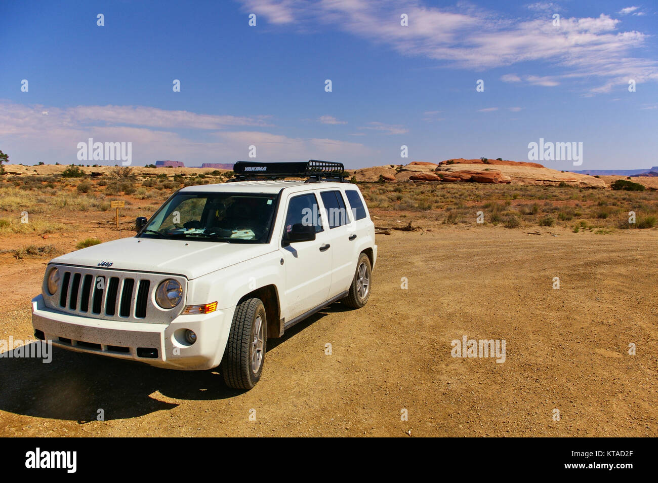 Il Parco Nazionale di Canyonlands, STATI UNITI D'AMERICA - Giugno 24th, 2009 - SUV bianco su un telecomando desert trail Foto Stock