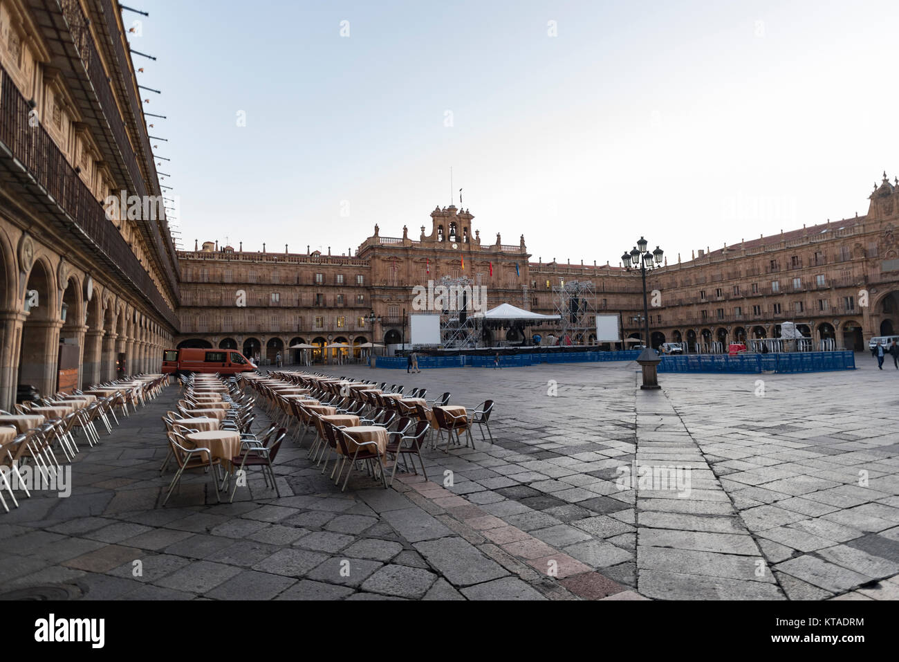 La mattina presto vista la Plaza Mayor di Salamanca, Spagna, essendo la configurazione per un concerto Foto Stock