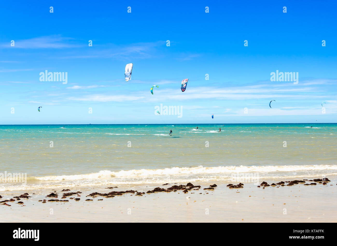 Cumbuco, Brasile, lug 9, 2017: Molti kite surfers godere il loro sport in una giornata di vento in Cumbuco Foto Stock