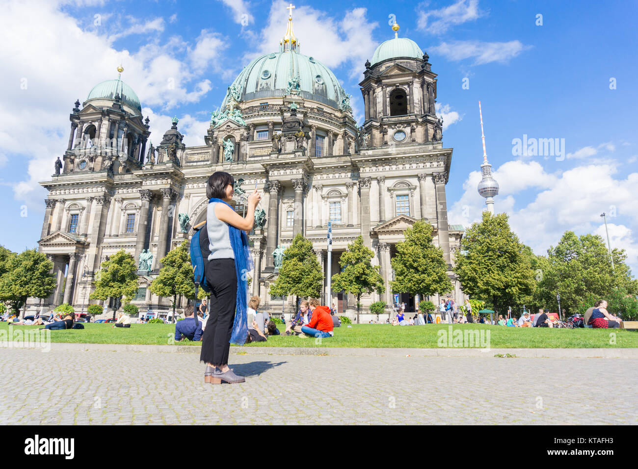 Berlino, Germania - 28 agosto 2017; giovani femmine tourtist selfie tenuto di fronte architettura barocca del duomo dietro i visitatori e turisti che si godono Foto Stock