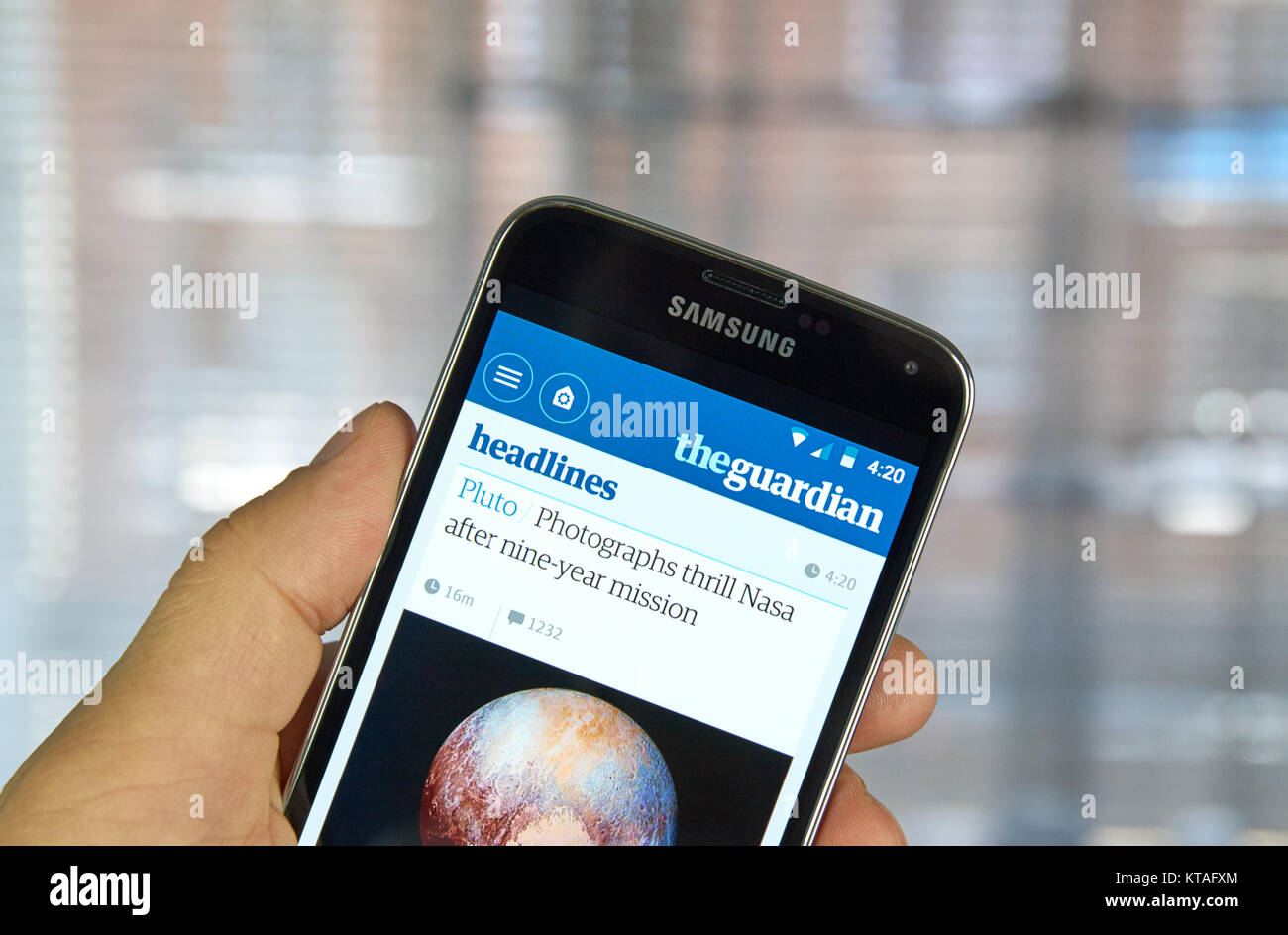 MONTREAL, Canada - 20 Marzo 2016 - Il quotidiano The Guardian mobile application su Samsung S5's schermo. Il Guardian è un cittadino britannico daily newspap Foto Stock