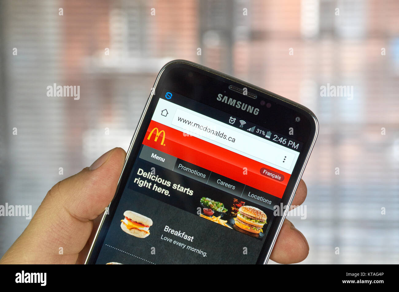 MONTREAL, Canada - 20 Marzo 2016 - McDonald's sito su Samsung S5's schermo. McDonald's è il più grande del mondo di catena di hamburger ristorante fast food Foto Stock
