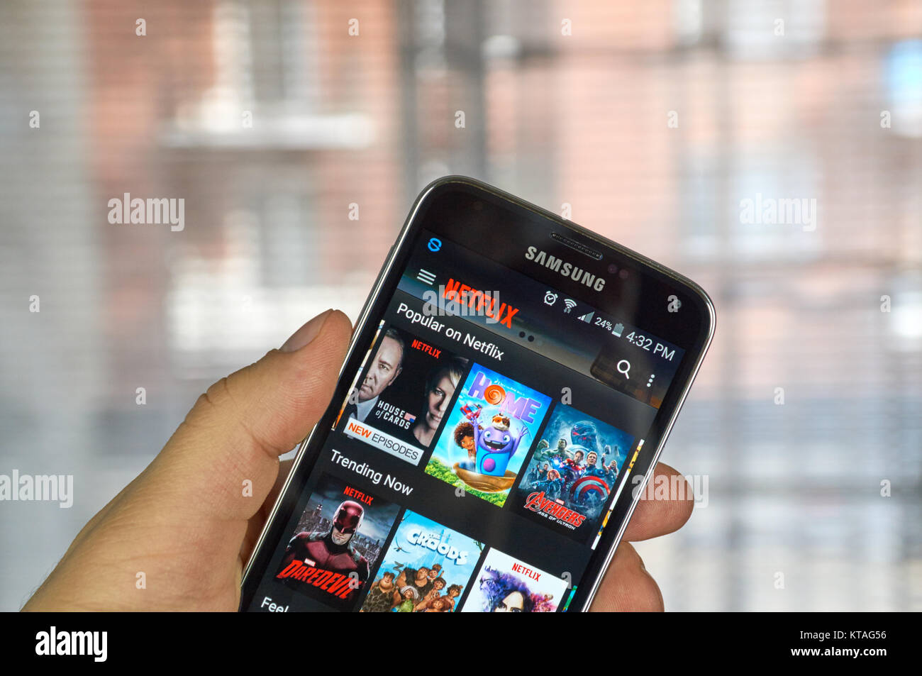 MONTREAL, Canada - 20 Marzo 2016 - Netflix applicazione in esecuzione Samsung S5. Netflix popolare è un fornitore globale di streaming di film e serie TV Foto Stock