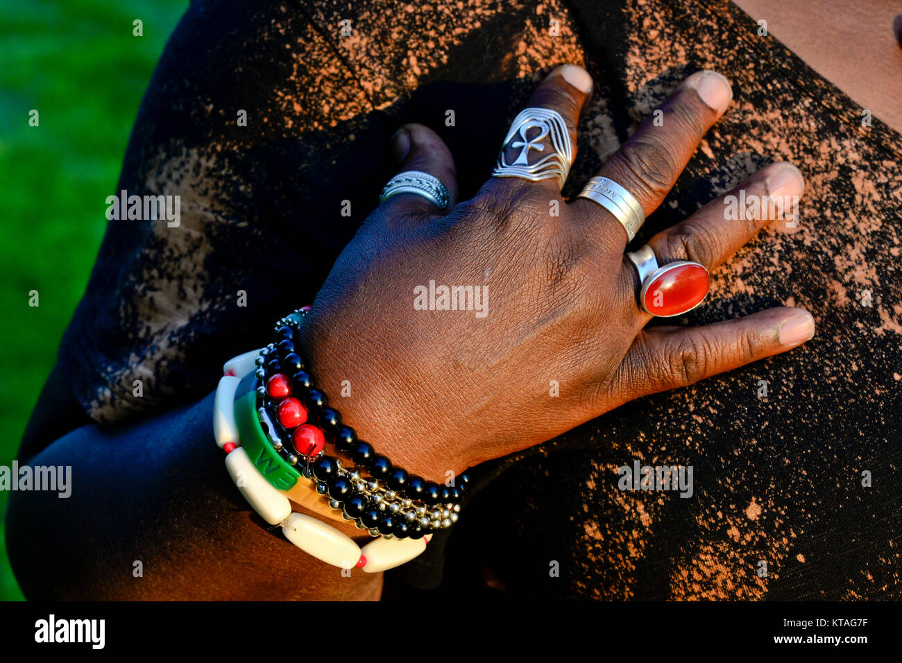 Afro-americano di donna che indossa un assortimento di gioielli colorati Foto Stock