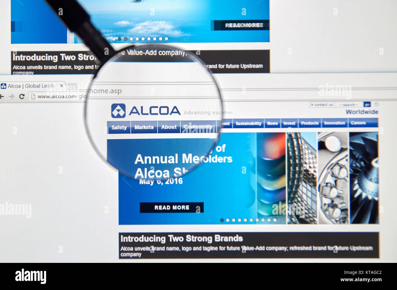 MONTREAL, Canada - 8 Maggio 2016 : Alcoa Inc. pagina web sotto la lente di ingrandimento. Alcoa Inc. è un americano di azienda pubblica il più noto per il suo lavoro con la luce Foto Stock