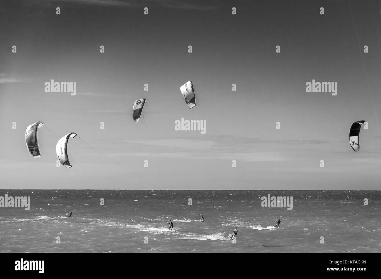Cumbuco, Brasile, lug 9, 2017: bianco e nero tramonto con kite surfers godendo il mare alla sera Foto Stock