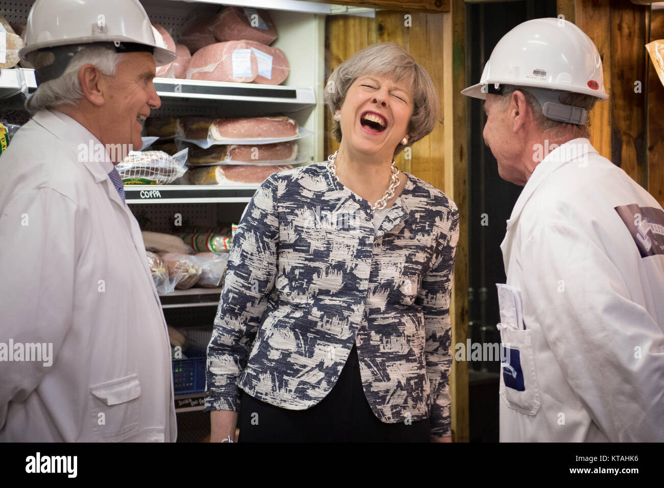 Revisione dell'anno 2017: Giugno: il primo ministro Theresa Maggio su una visita al mercato Smithfield nella città di Londra nel giorno finale della campagna elettorale per le elezioni generali. Foto Stock