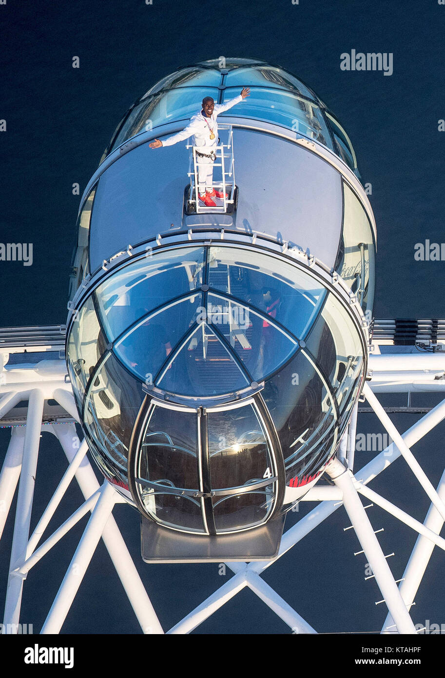 Revisione dell'anno 2017: Agosto: Sir Mo Farah rappresenta il top della Coca-Cola London Eye come egli offerte un ultimo addio alla British pista atletica dopo aver vinto l'oro nei 10.000 m e l'argento in 5,000m presso la IAAF Campionati del mondo nella sua città. Foto Stock