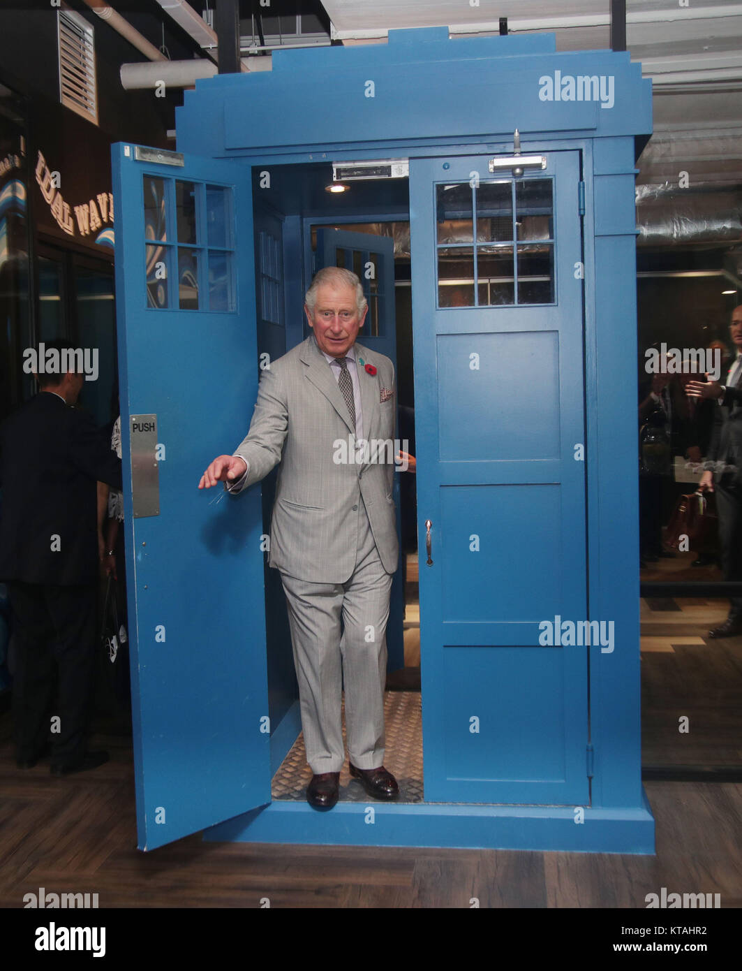 Revisione dell'anno 2017: Novembre: il Principe di Galles entra attraverso una porta sagomata in stile di Dr Who's Tardis durante la sua visita a Worq Co-spazio di lavoro per giovani imprenditori, a Kuala Lumpur, Malesia. Foto Stock