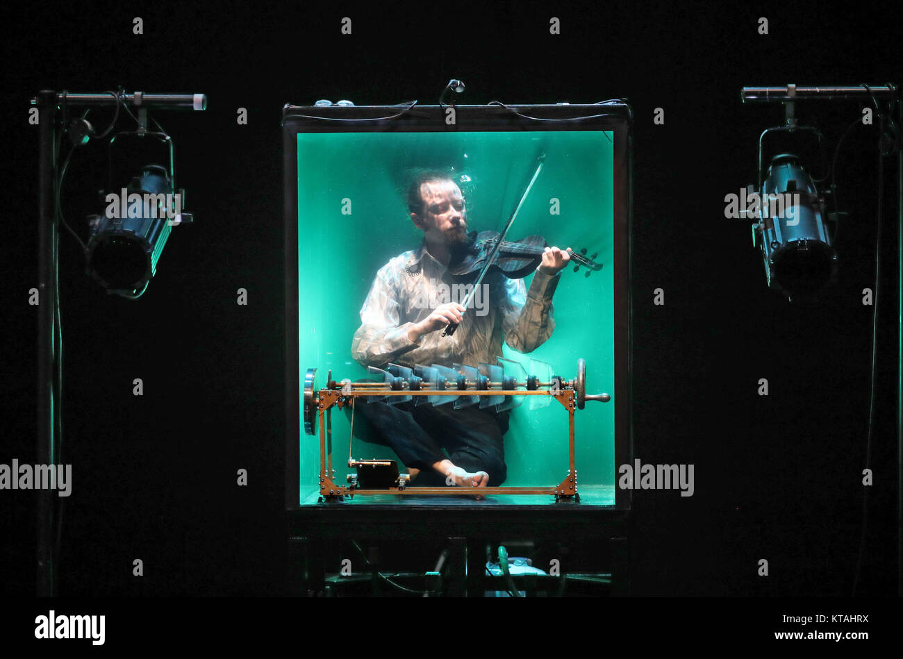 Revisione dell'anno 2017: ottobre: il violinista Robert Karlsson, un musicista con la società danese tra musica, svolge il suo strumento in un serbatoio di acqua durante una prova davanti a loro UK premiere Aquasonic concerto presso la fermata del tram a Glasgow. Foto Stock