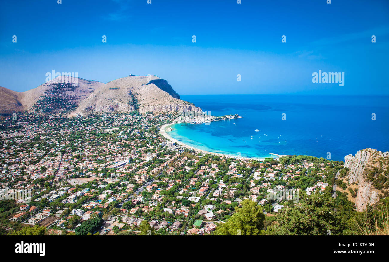 Vista panoramica su Mondello spiaggia di sabbia bianca di Palermo, in Sicilia. L'Italia. Foto Stock