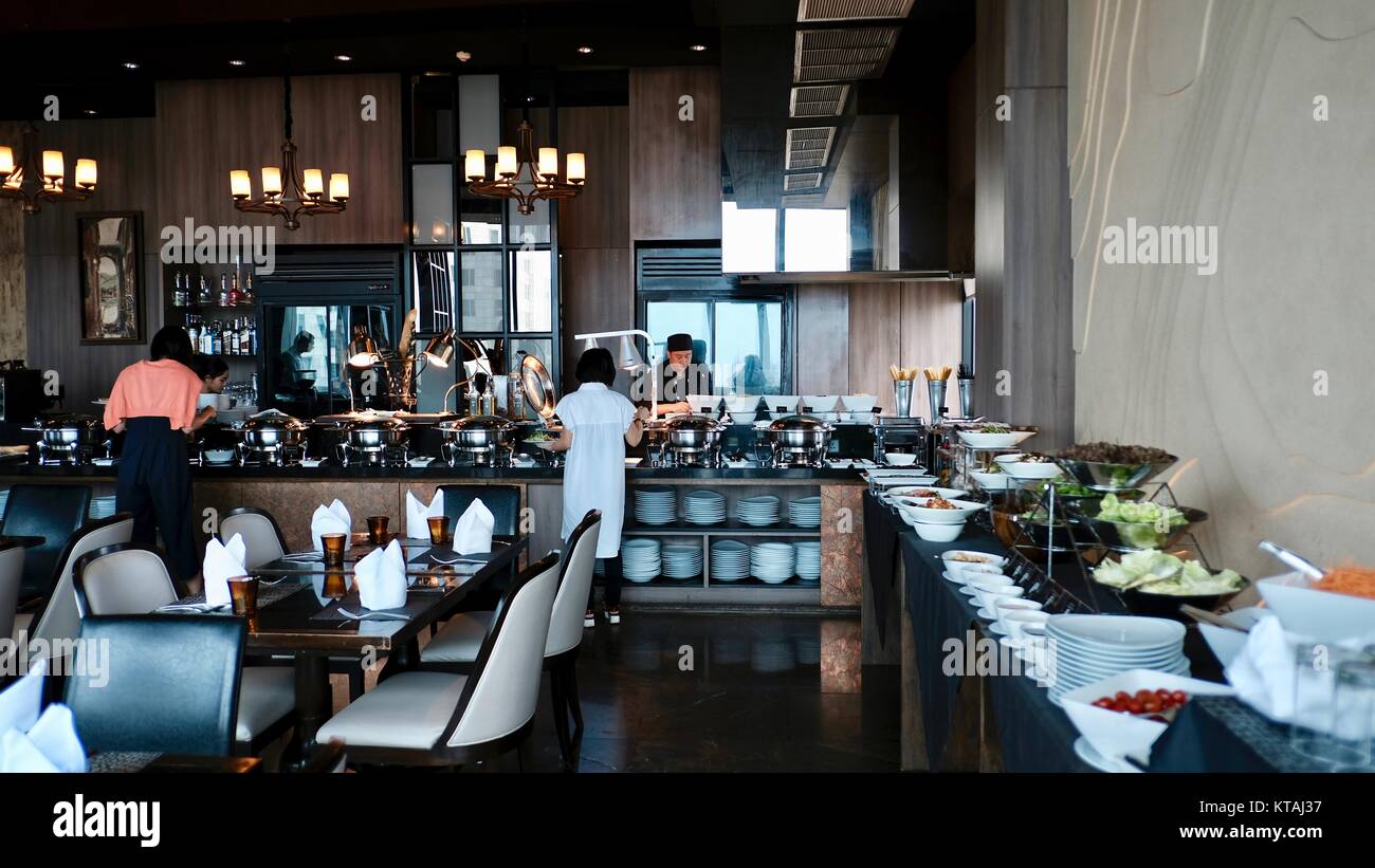 Il Continente Medinii Hotel italiano Ristorante a Buffet mozzafiato Awe-Inspiring bella luminosa e ariosa sala da pranzo Bangkok in Thailandia Foto Stock