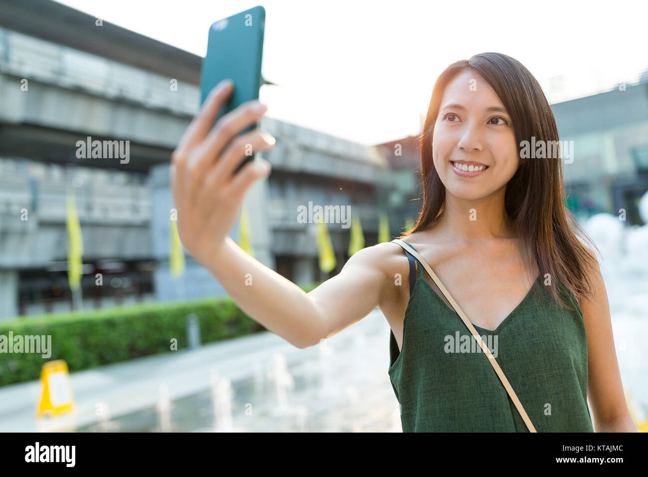 Donna prendendo selfie nella città di Bangkok Foto Stock