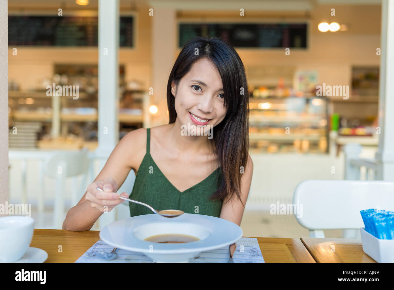Donna godere di zuppa nel ristorante Foto Stock