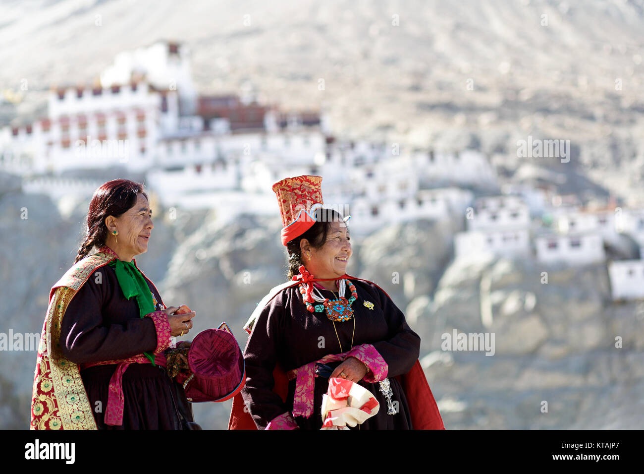 Due donne in costumi tradizionali e headwear al festival annuale al monastero diskit, Valle di Nubra, Ladakh, Jammu e Kashmir in India. Foto Stock