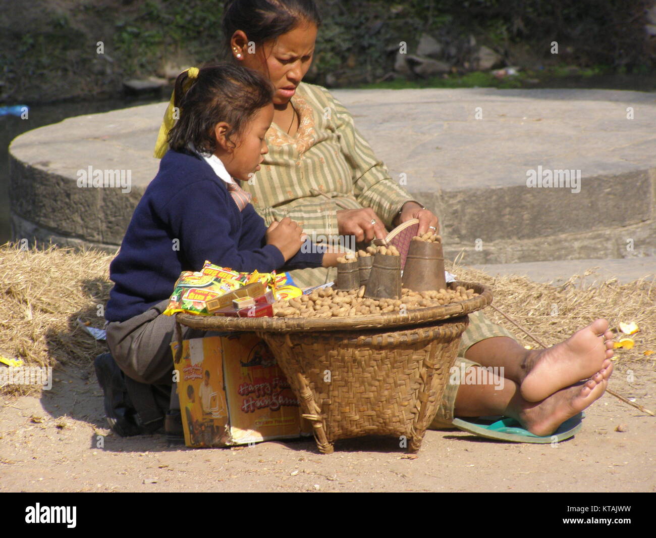 Una donna corre Nanglo business in strada di Kathmandu per sostenere la sua famiglia ed educazione dei bambini. Foto Stock