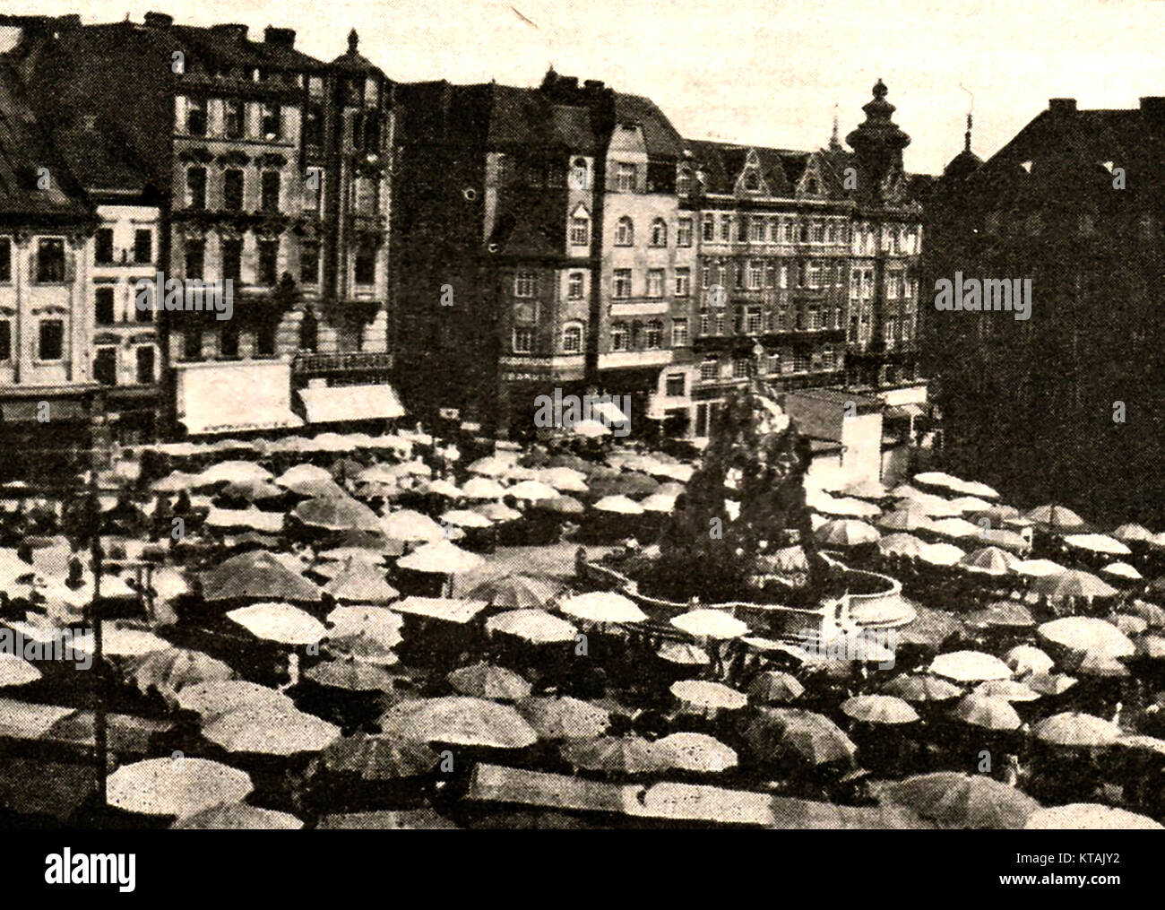 Il mercato all'aperto a Brno, Repubblica ceca come era nel 1932 Foto Stock