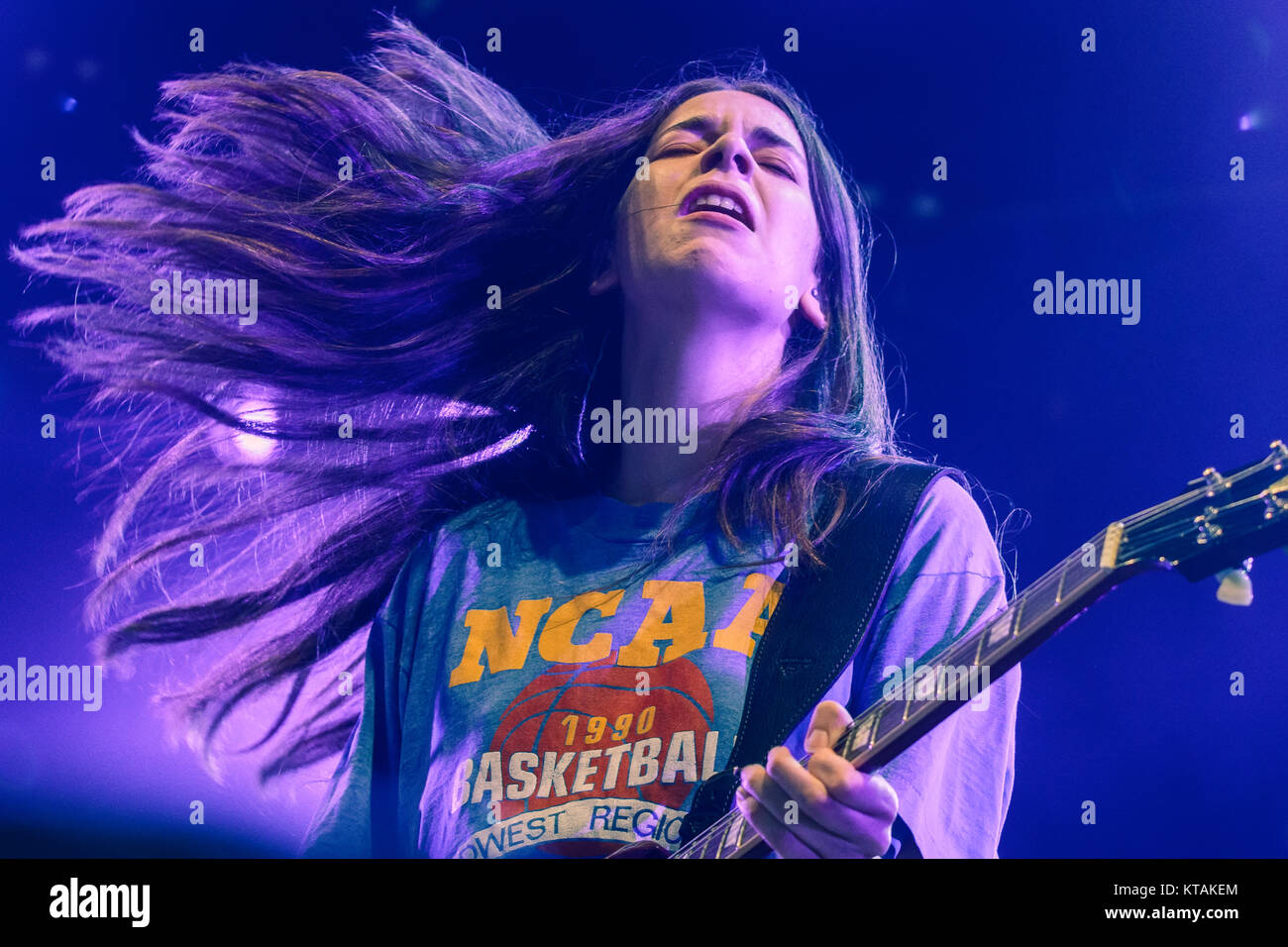 La American pop rock band HAIM esegue un concerto dal vivo all'Arena stadio durante il Festival di Roskilde 2014. Qui il cantante e musicista Danielle Haim è visto dal vivo sul palco. Danimarca, 04/07 2014. Foto Stock