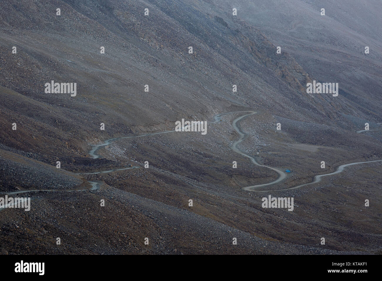 La strada curva dalla Valle di Nubra al Kardung La pass - rivendicato come il più alto motorable passano nel mondo (5.359 m), Ladakh, Jammu e Kashmir in India. Foto Stock