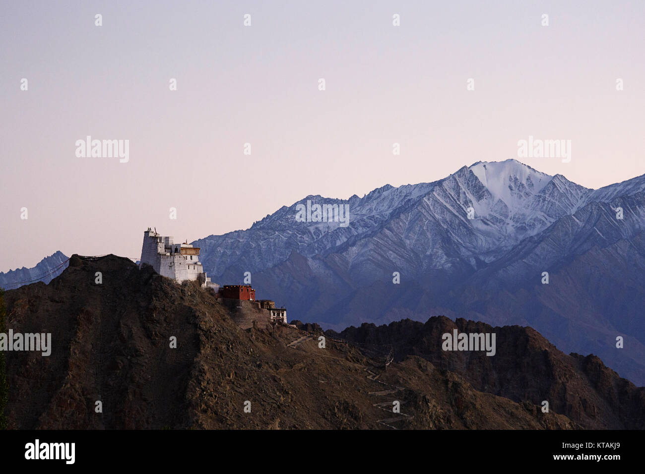 Tsemo Gompa, monastero buddista sulla collina sopra Leh, Ladakh, Jammu e Kashmir in India. Foto Stock