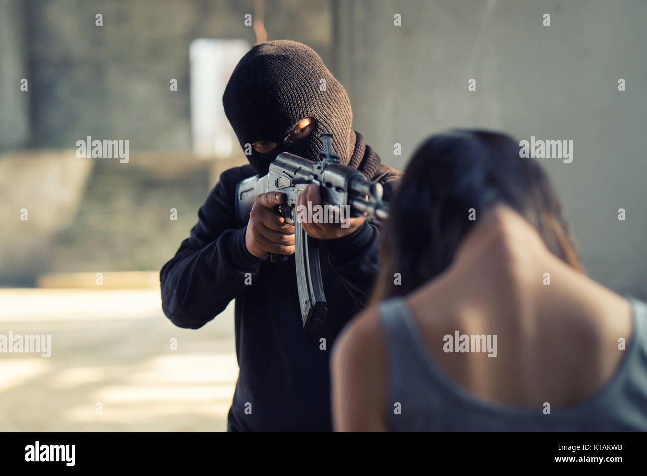 Uomo in passamontagna che minacciano con la pistola per donna Foto stock -  Alamy