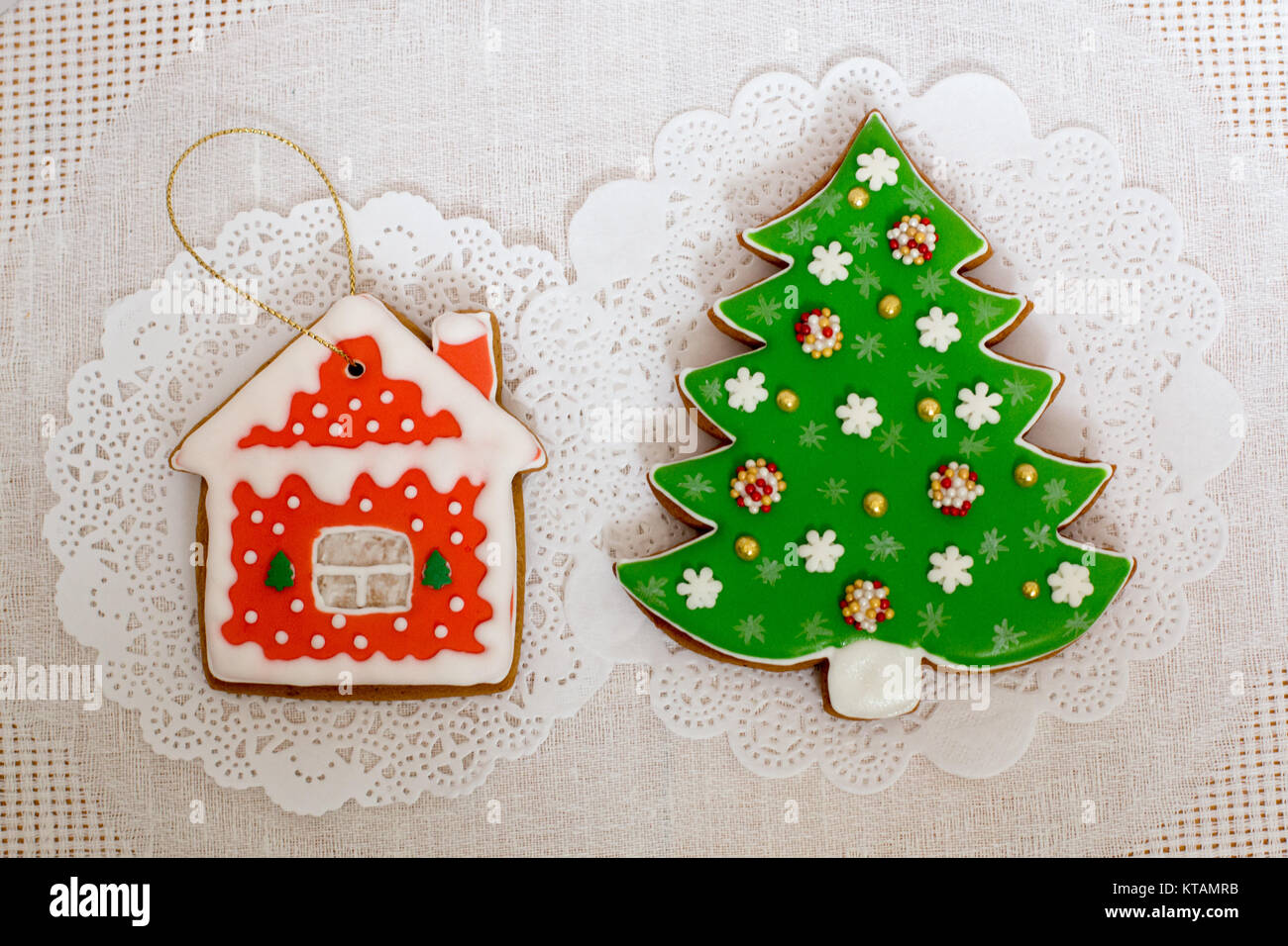 Due Gingerbread Cookies A Forma Di Albero Di Natale E La