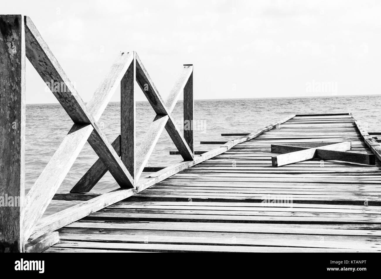 Il molo di legno sullo sfondo del mare Foto Stock