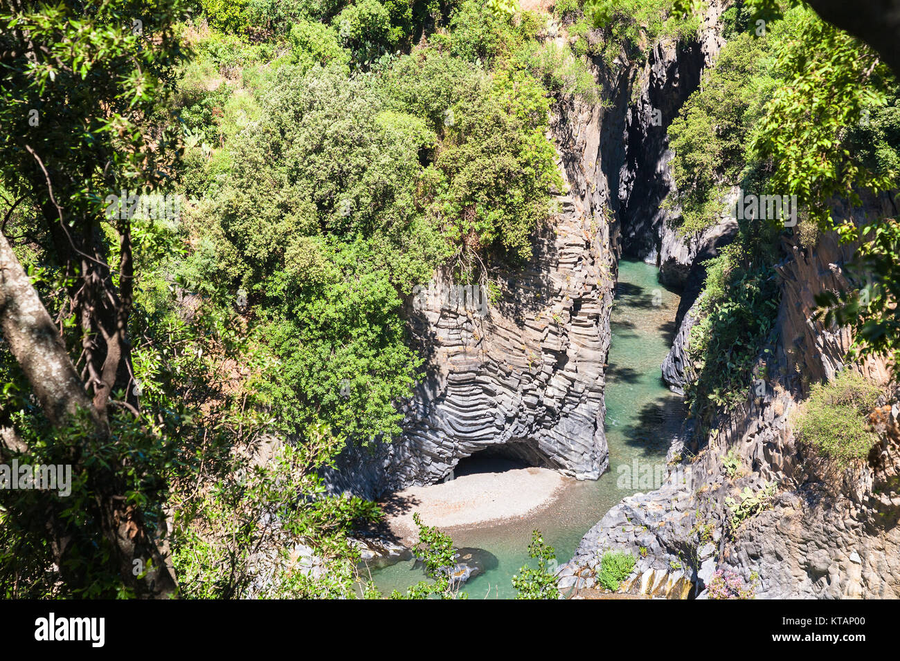 Al di sopra di vista delle Gole dell'Alcantara fiume in Sicilia Foto Stock