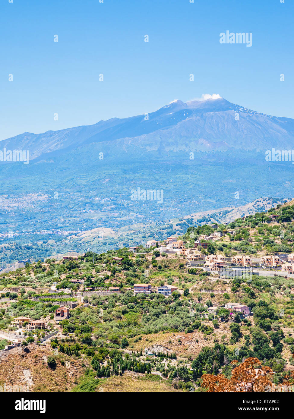 Villaggi sul verde delle colline e del vulcano Etna in Sicilia Foto Stock