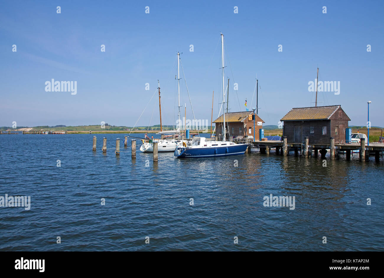 Porto di Bodden del villaggio Gager, Moenchgut, Ruegen isola, Meclemburgo-Pomerania, Mar Baltico, Germania, Europa Foto Stock