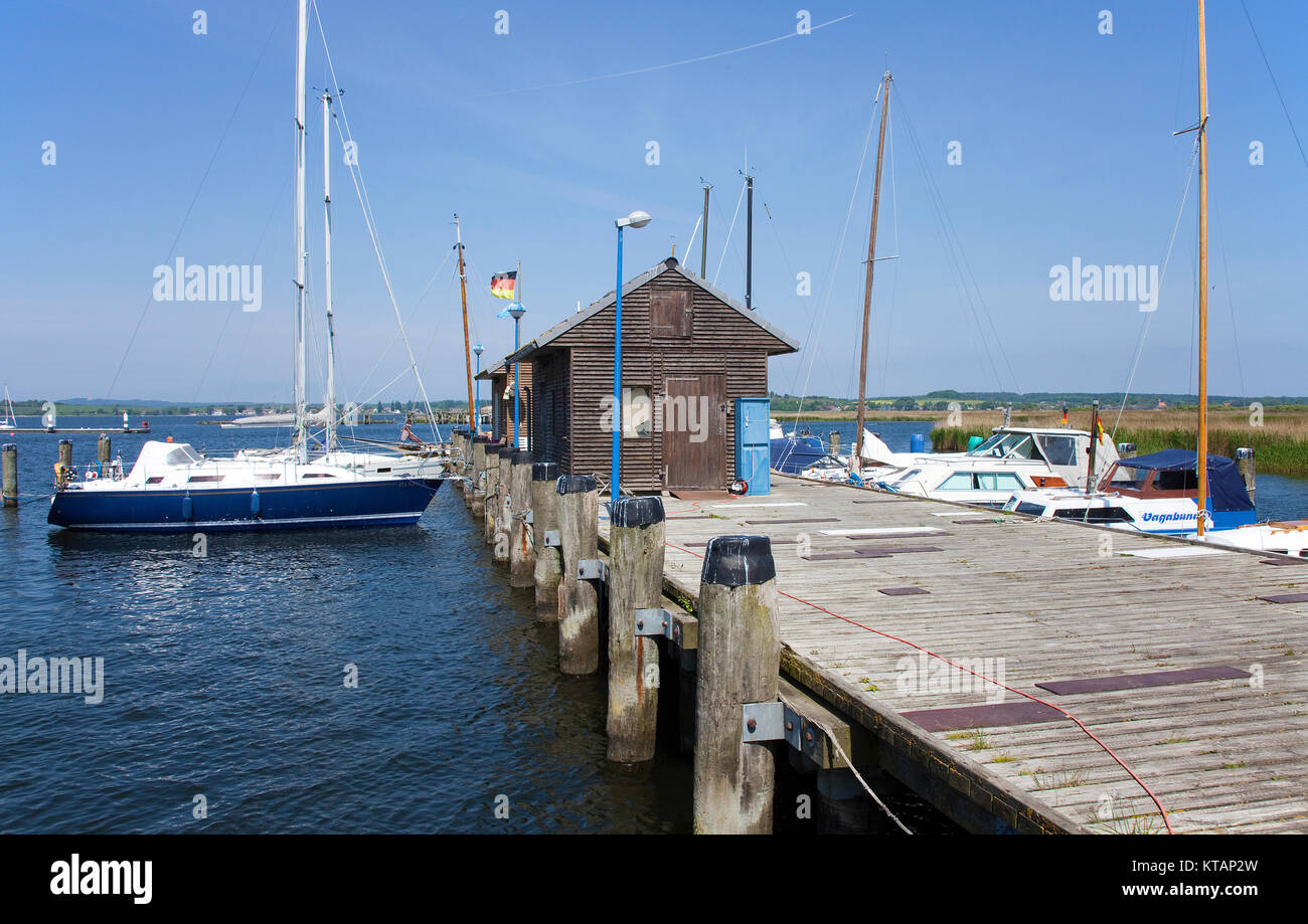 Porto di Bodden del villaggio Gager, Moenchgut, Ruegen isola, Meclemburgo-Pomerania, Mar Baltico, Germania, Europa Foto Stock