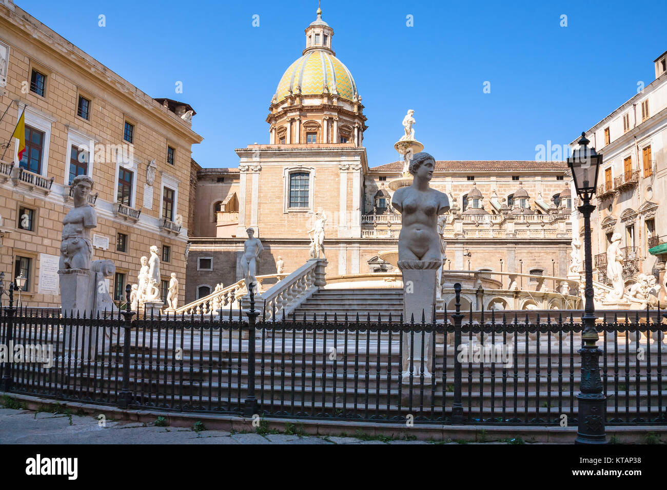 Statue e fontana del Pretorio di Palermo Foto Stock