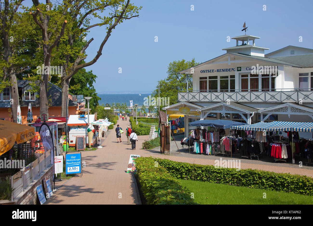 Negozi di via pedonale alla spiaggia di Göhren, Moenchgut-Granitz, Ruegen isola, Meclemburgo-Pomerania, Mar Baltico, Germania, Europa Foto Stock