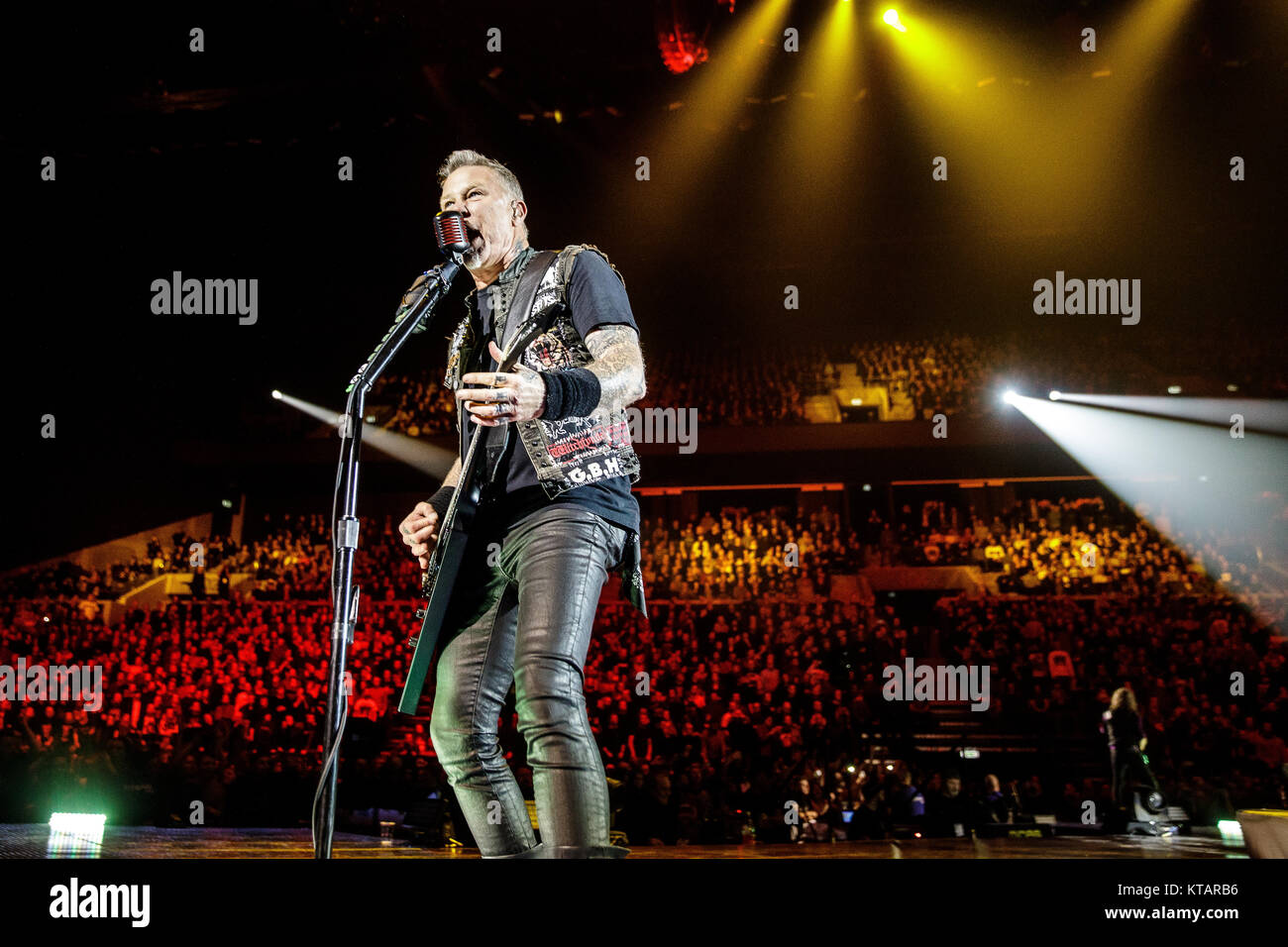 La American heavy metal band Metallica esegue concerti live at Royal Arena a Copenhagen come parte del Tour WorldWired 2016-2017. Qui la cantante e chitarrista James Hetfield è visto dal vivo sul palco. Danimarca 07/02 2017. Foto Stock