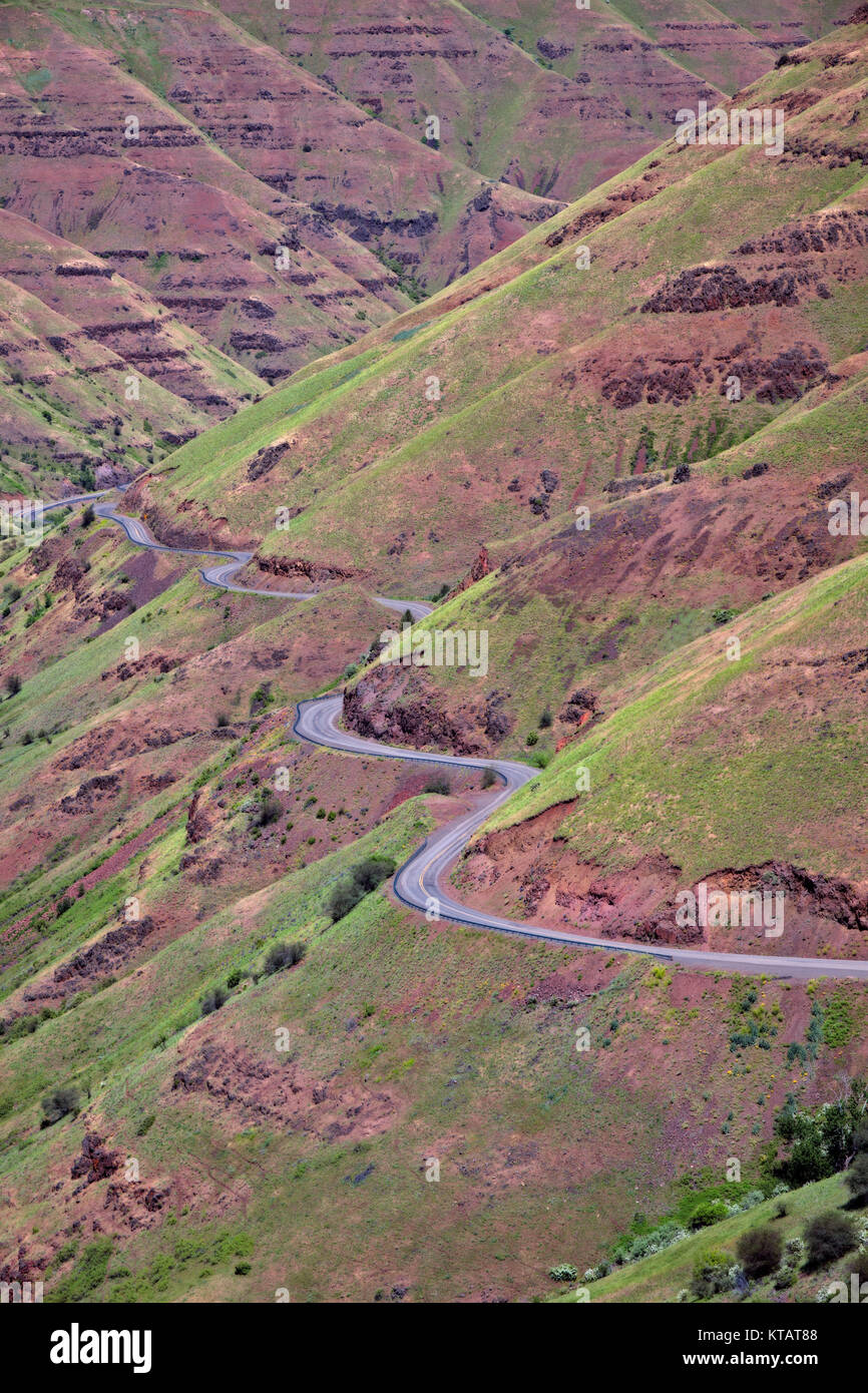 NE Oregon's Highway 3 scende a titolo di Rattlesnake grado nel Grand Ronde River Canyon in Wallowa County. Foto Stock