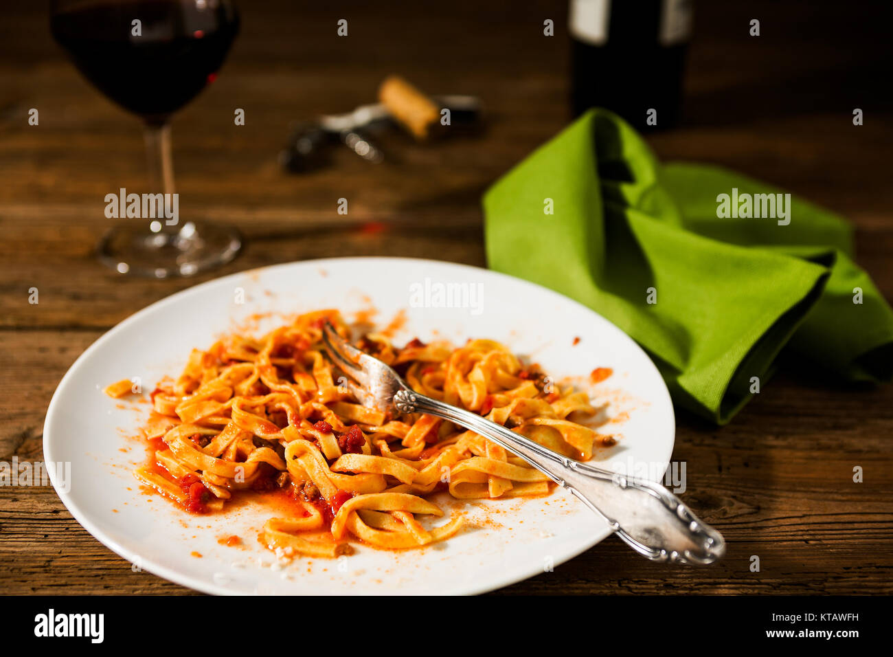 Semi-mangiato tagliatelle al ragù bolognese e vino rosso Foto Stock