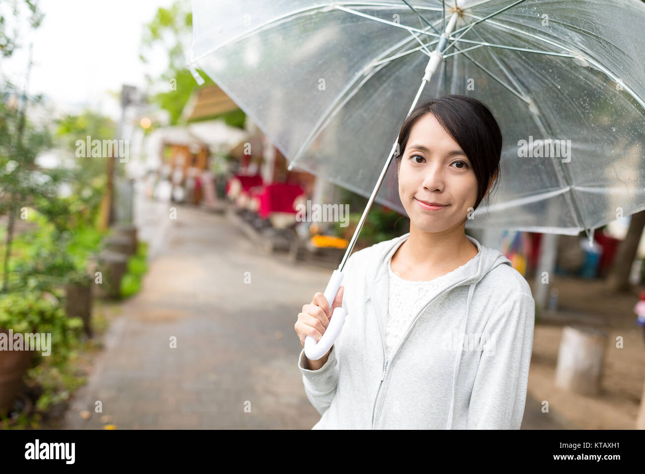 Giovane donna alla scoperta in giorno di pioggia Foto Stock
