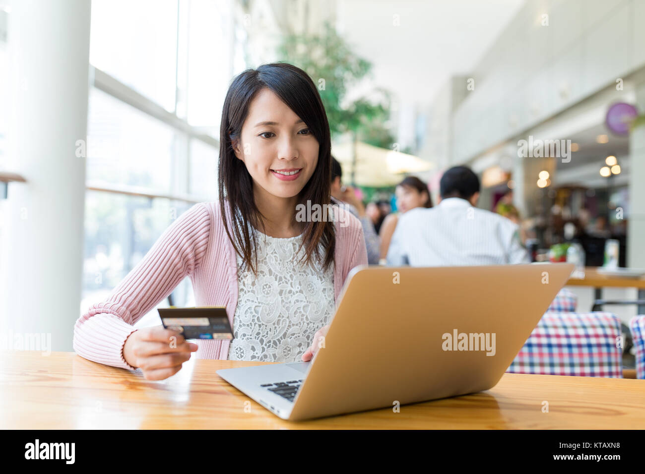 Donna utilizzando la carta di credito per gli acquisti online Foto Stock