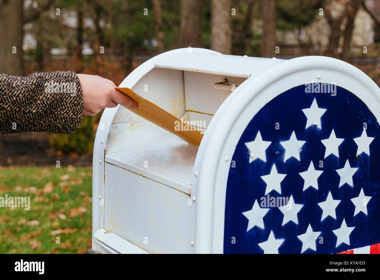 Close-up di portalettere mettendo le lettere nella casella di posta della  bandiera americana Foto stock - Alamy