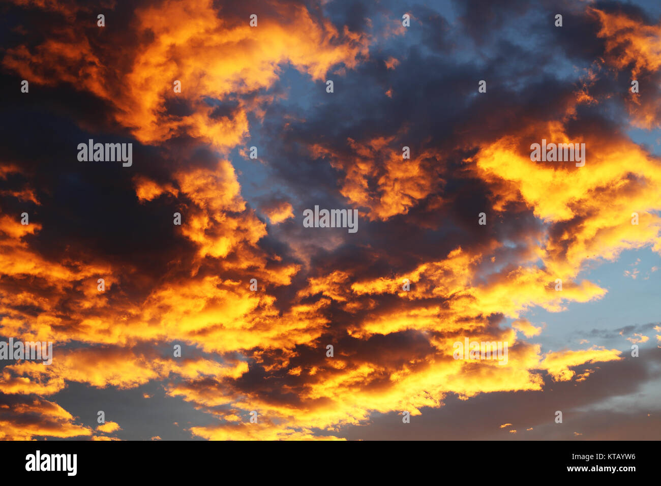 Colorato di arancione e blu cielo drammatico con le nuvole per sfondo astratto Foto Stock