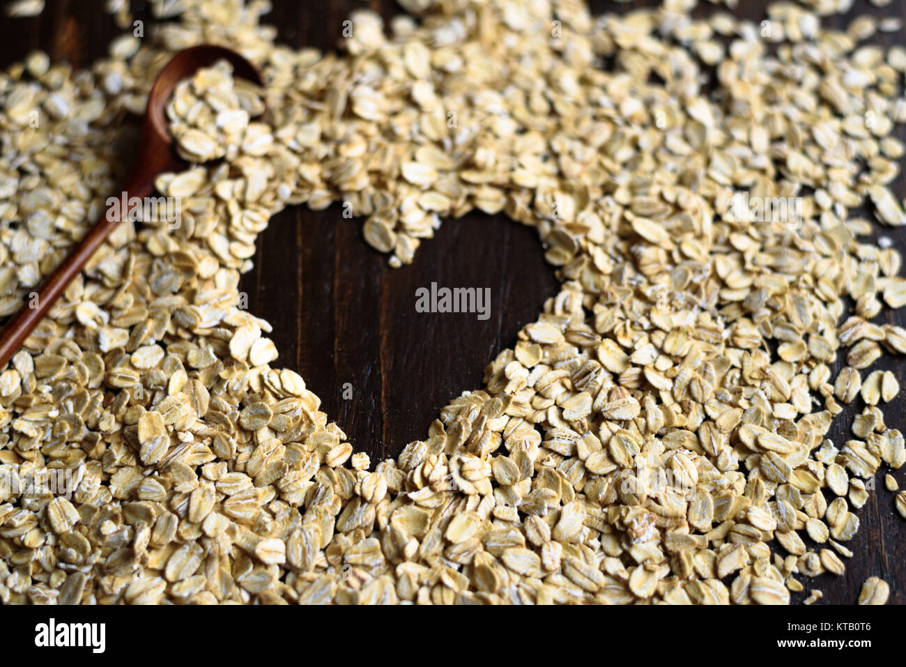 Fiocchi di avena con forma di cuore affogato su di esso Foto Stock