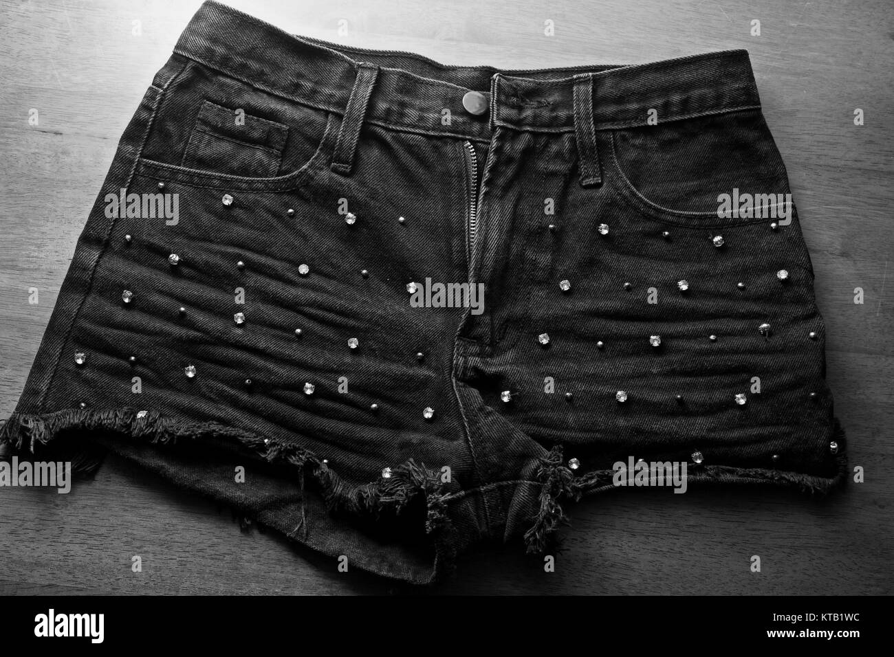 Jeans donna scatti di moda dettaglio diamante bianco nero Foto Stock