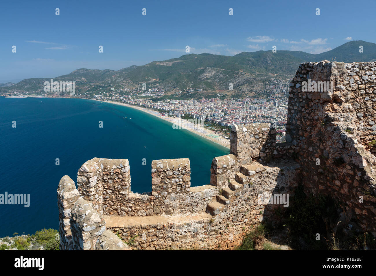 Castello di Alanya costruito sulle rocce e spiaggia di Cleopatra, Antalya, Turchia Foto Stock