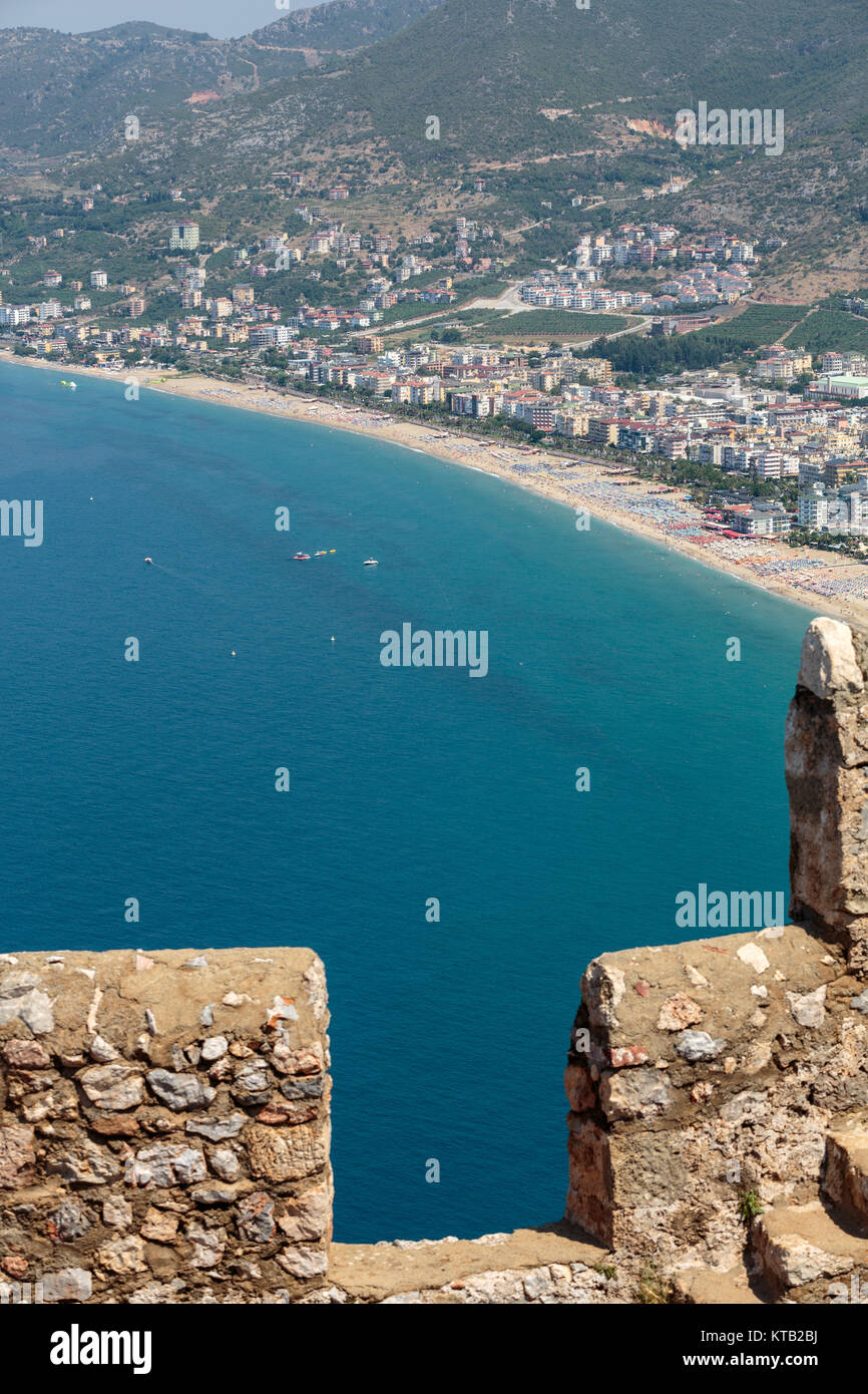 Castello di Alanya costruito sulle rocce e spiaggia di Cleopatra, Antalya, Turchia Foto Stock